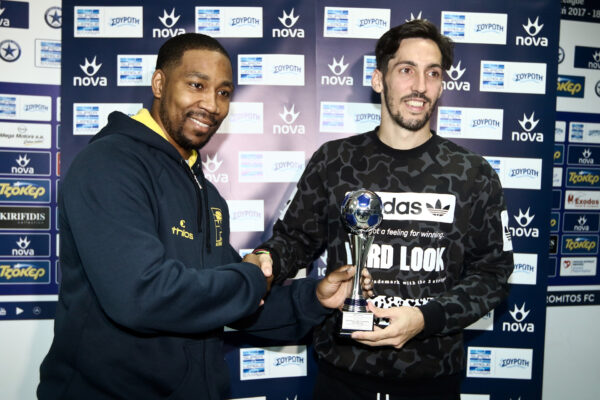 Ο Βασιλακάκης παρέλαβε το βραβείο για το Best Goal της 13ης αγωνιστικής